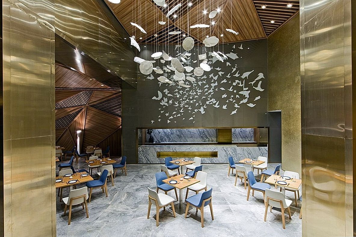 Необычный потолок в ресторане