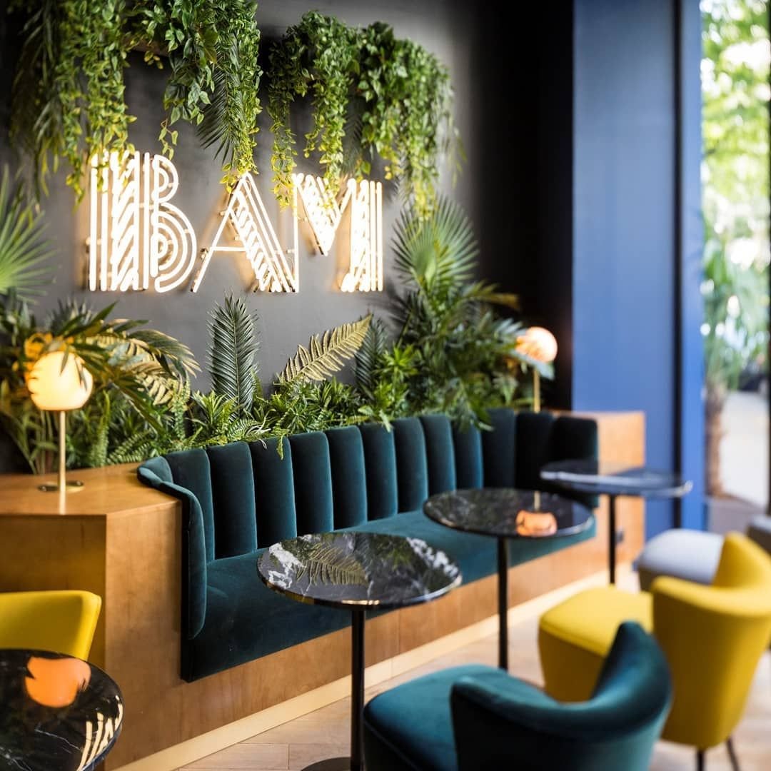 Зелень в интерьере ресторана