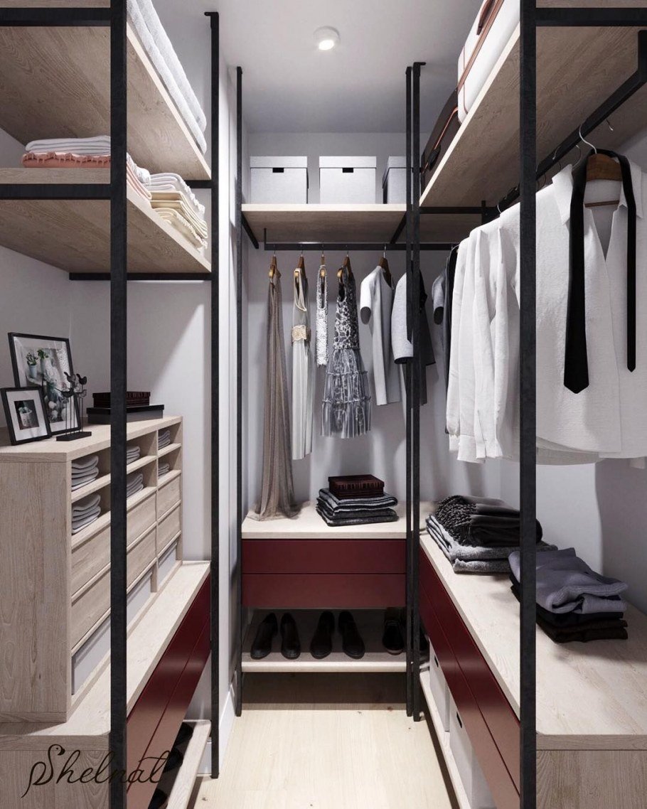 Маленькая узкая гардеробная