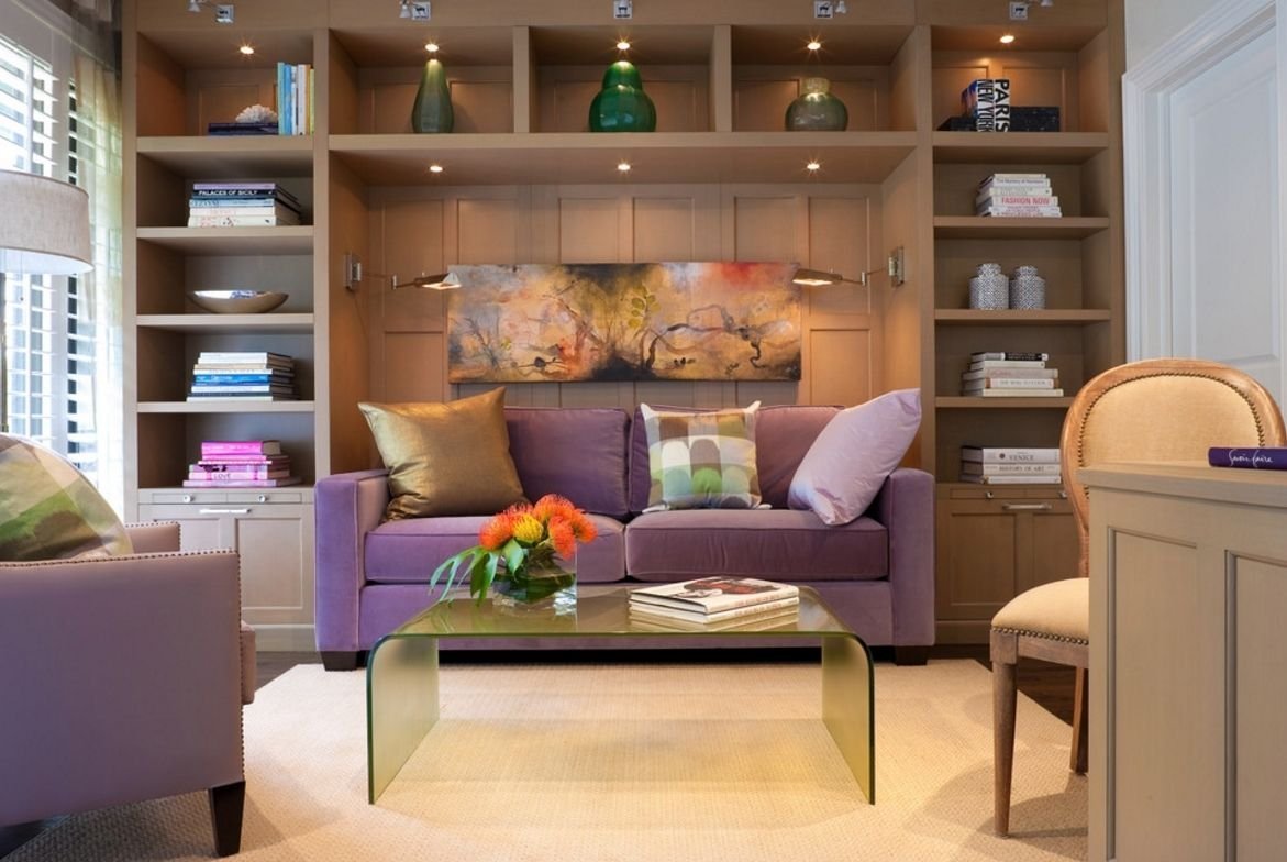 Стеллаж за диваном