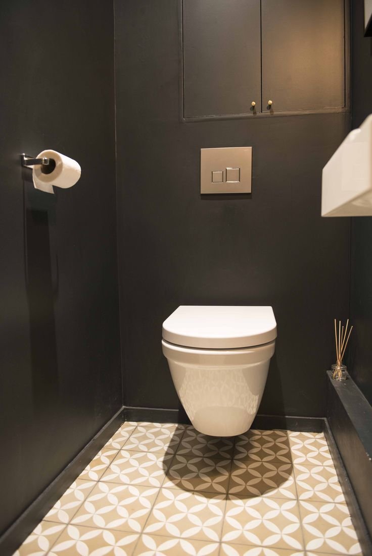 Интерьер туалета с подвесным унитазом