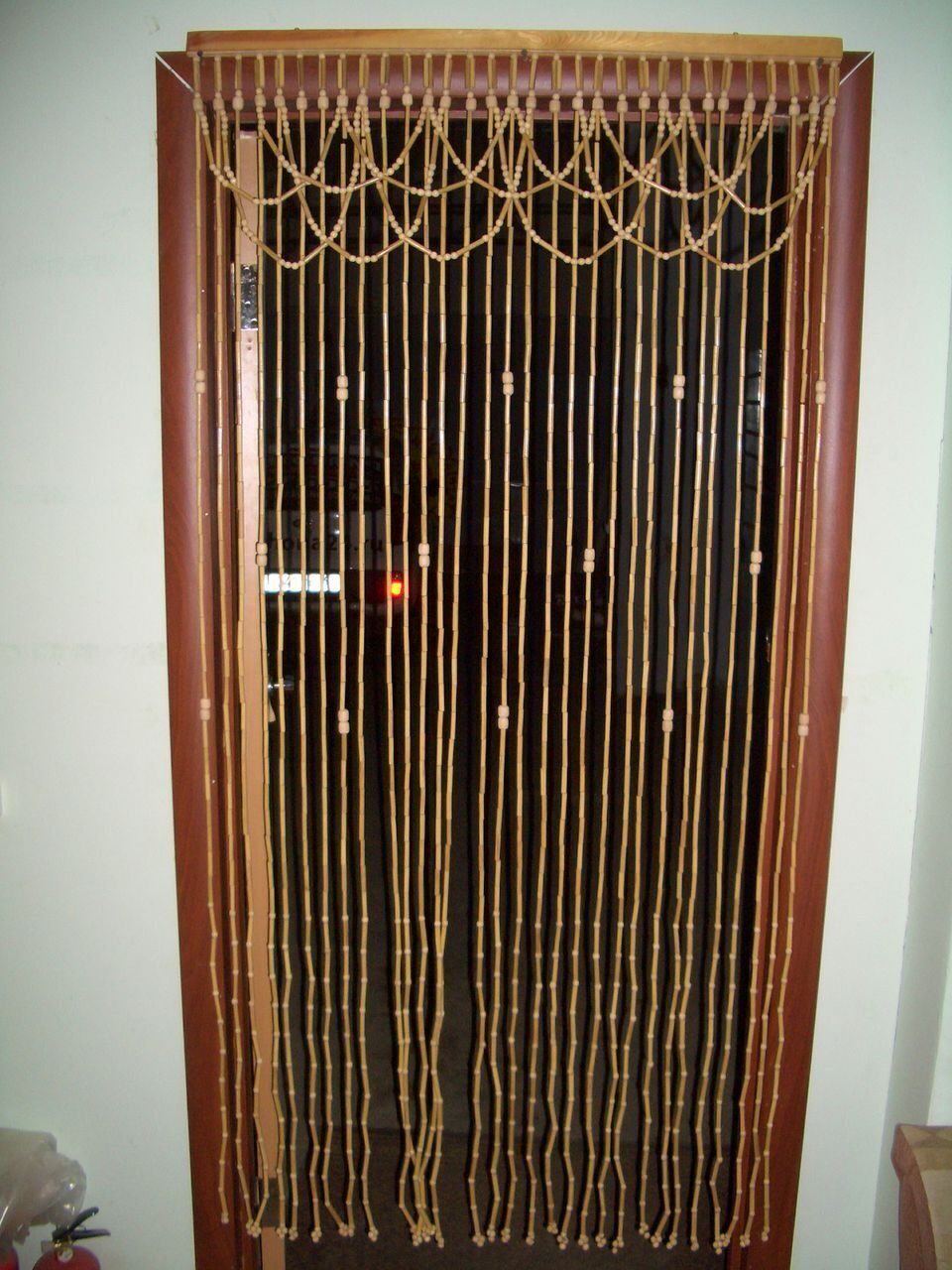 Деревянные шторы на дверной проем