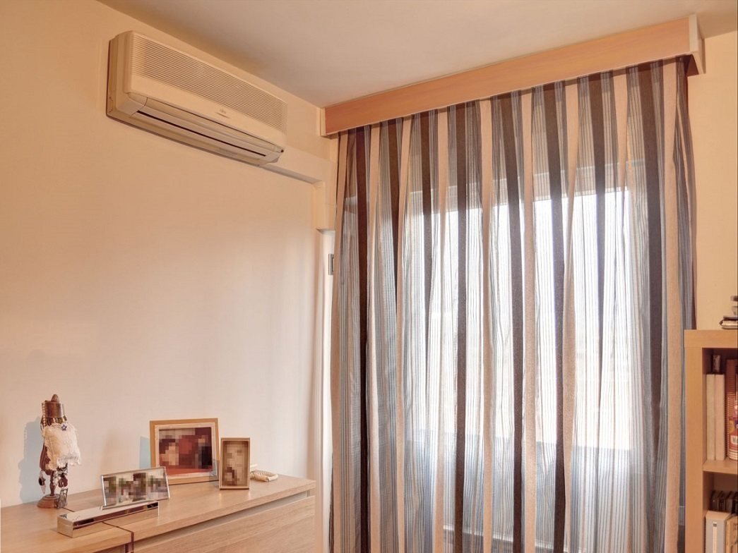 Шторы на окно с потолочным карнизом