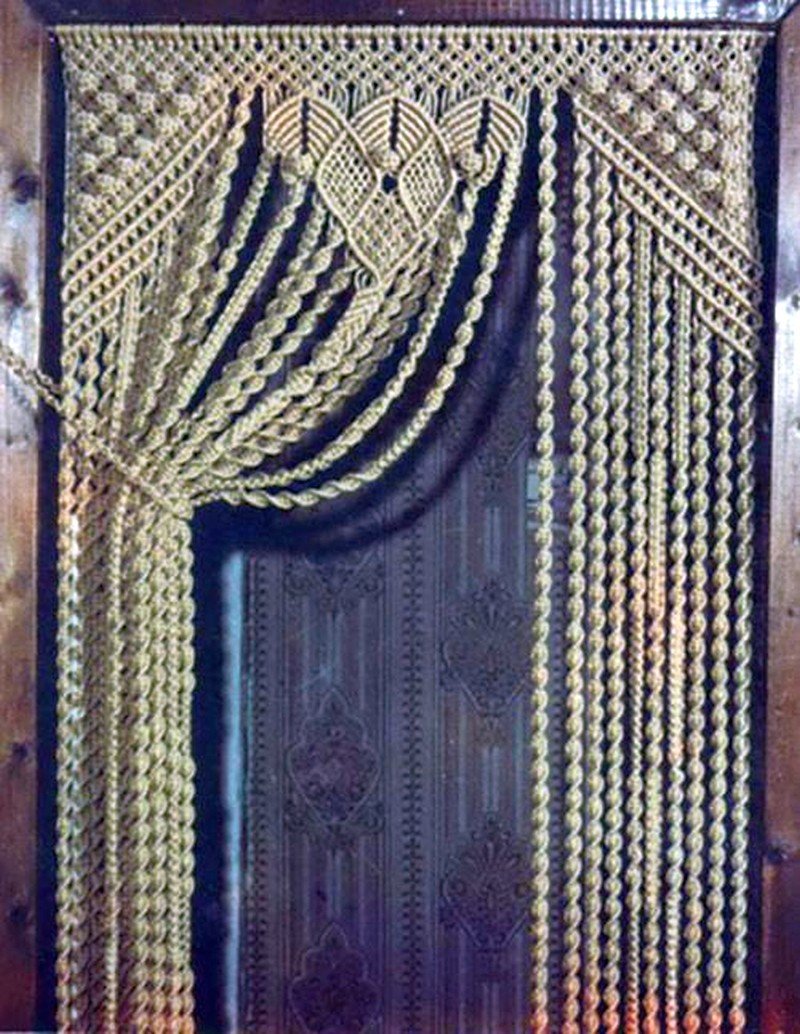 Вязаные занавески на дверь