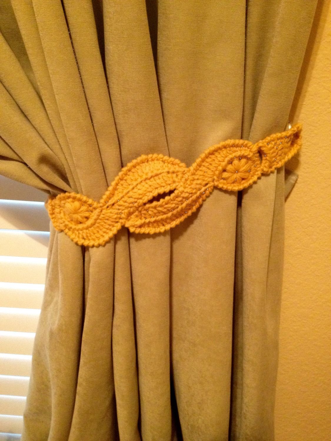 Подхват для желтых штор