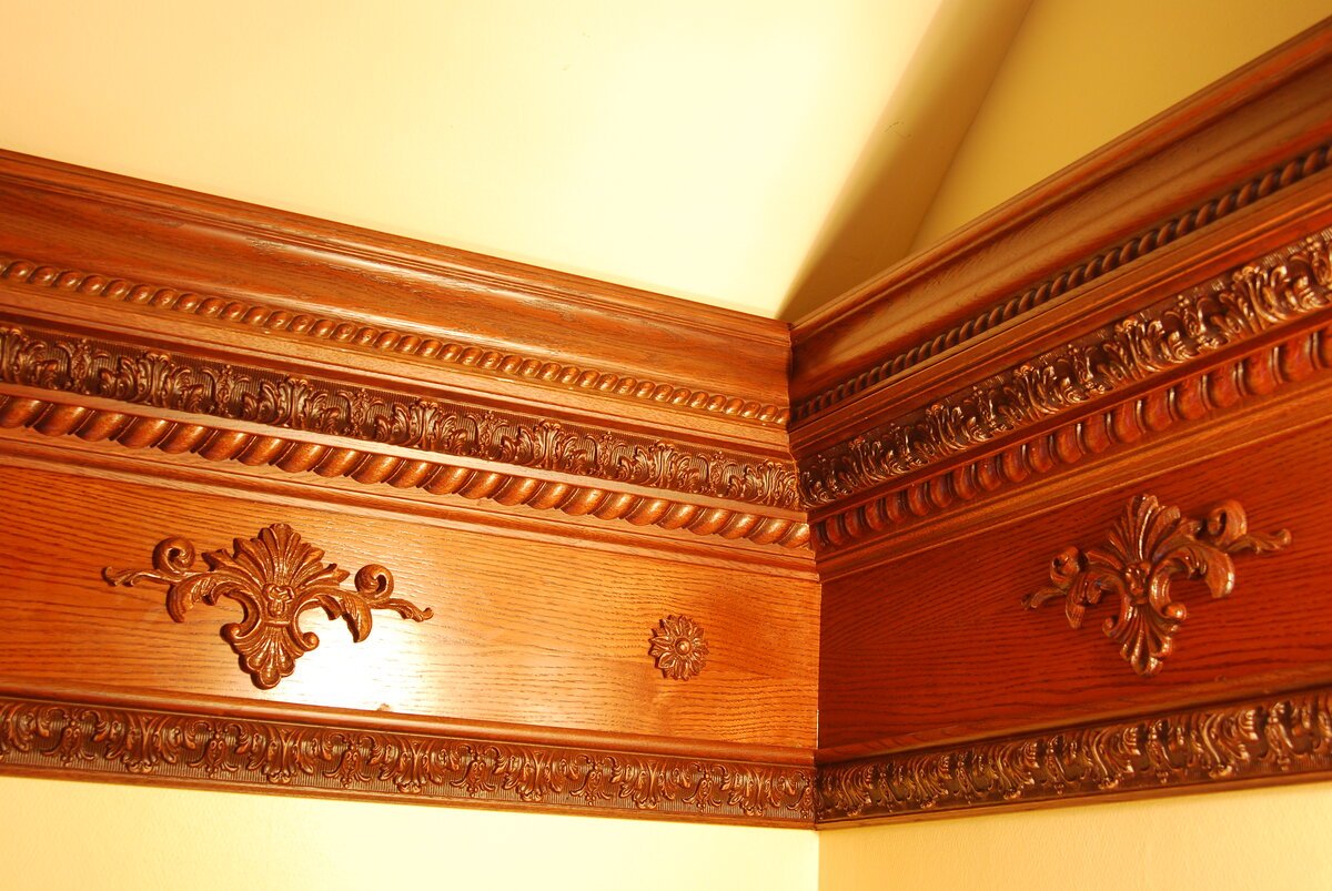 Плинтус потолочный деревянный