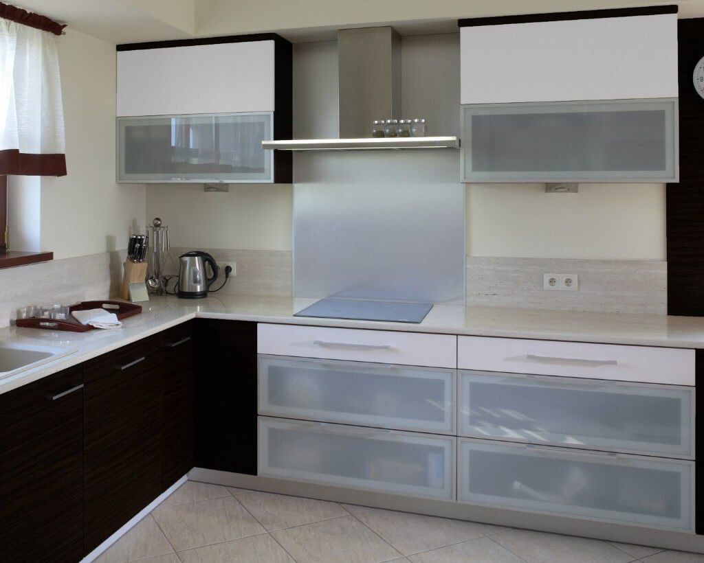 Кухонный гарнитур со стеклянными фасадами