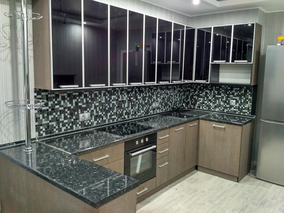 Фасады для кухни стекло в алюминиевой рамке