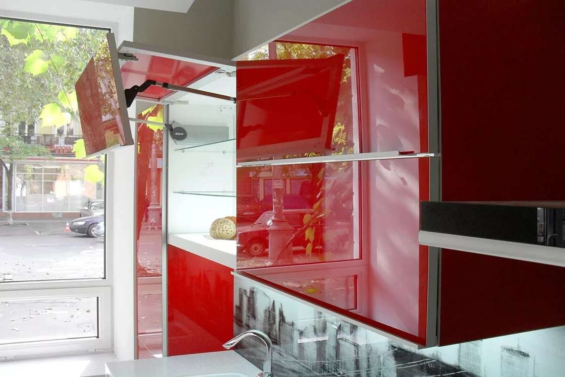 Кухня с фасадами лакобель из стекла