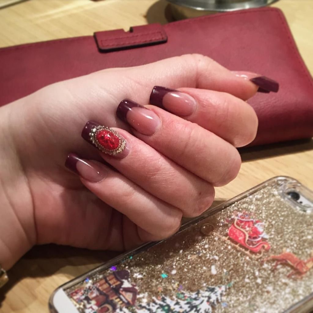 Ногти острые красные с жидким камнем