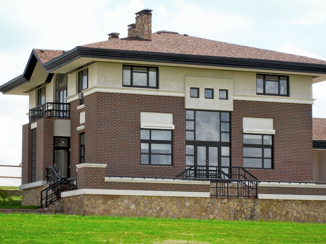 Комбинированные фасады домов из кирпича и штукатурки