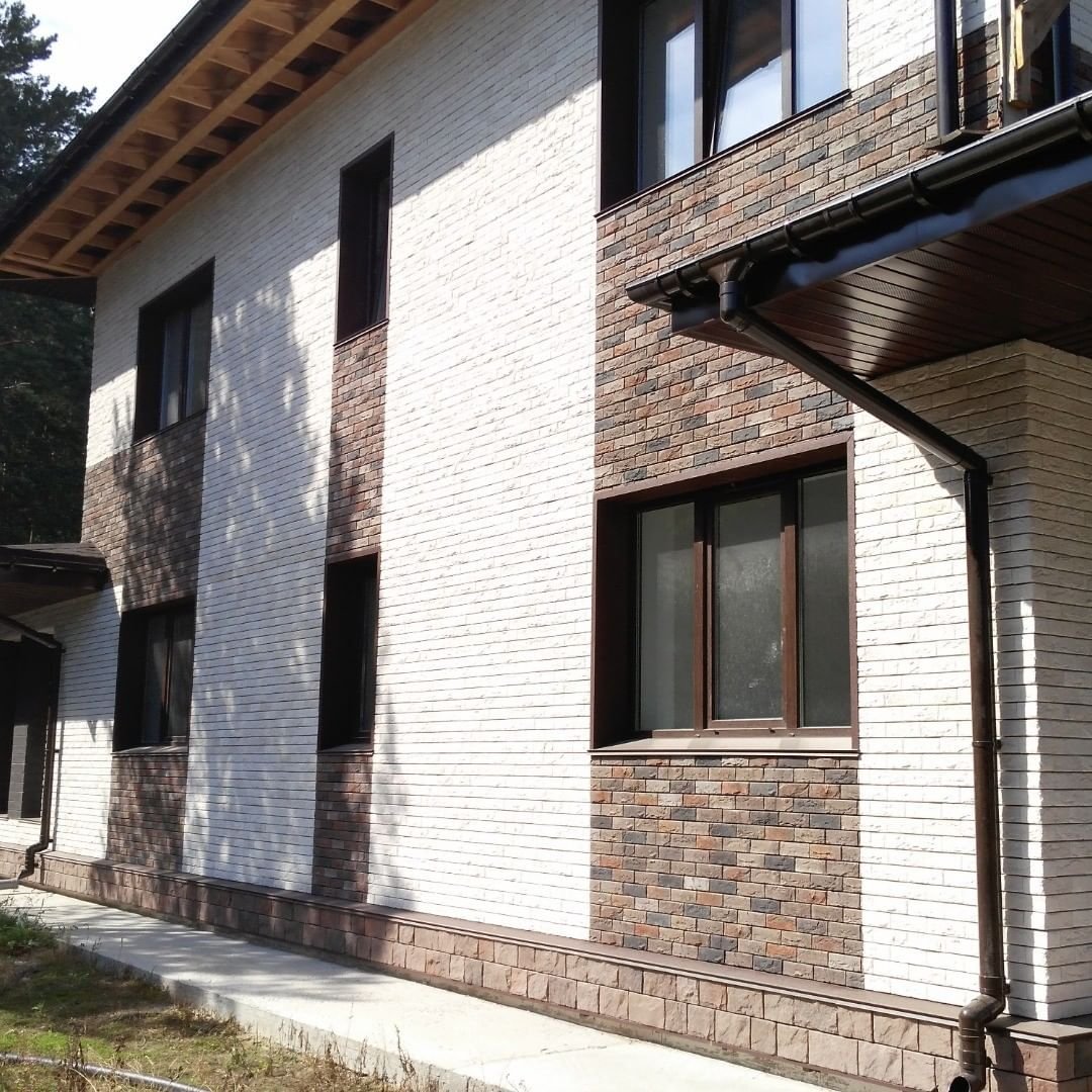 White Hills на фасаде