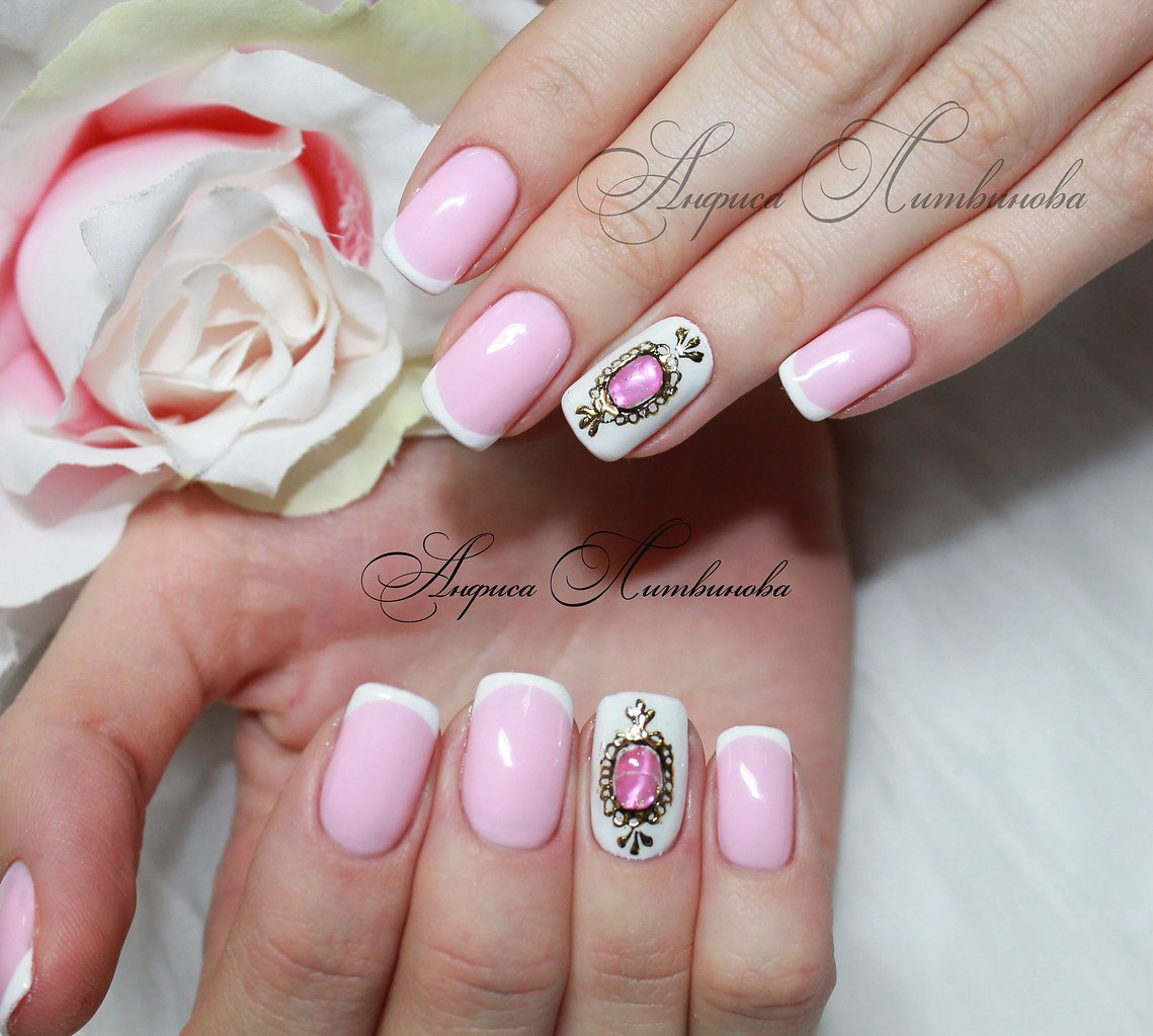 Нежный маникюр с жидкими камнями