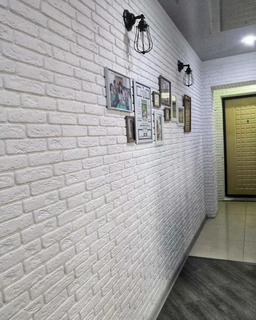 Декоративный кирпич в интерьере прихожей