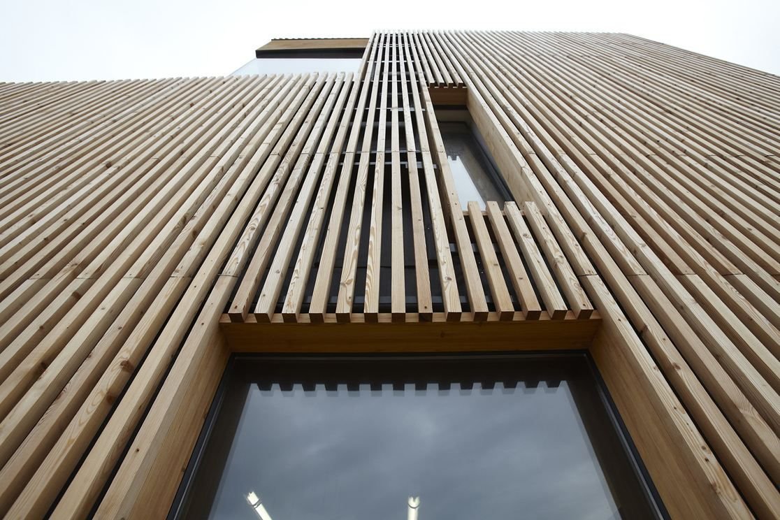 Отделка фасада рейкой деревянной