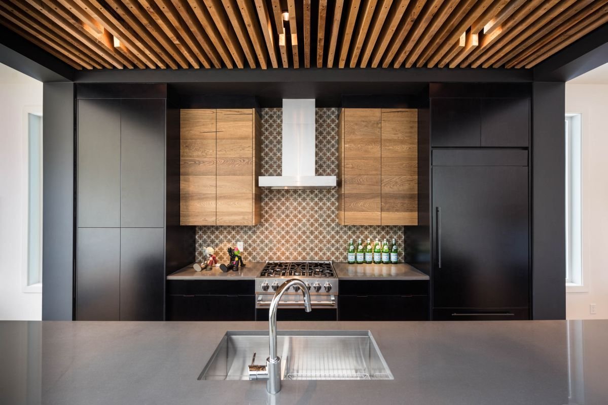 Кухня с рейками на фасаде