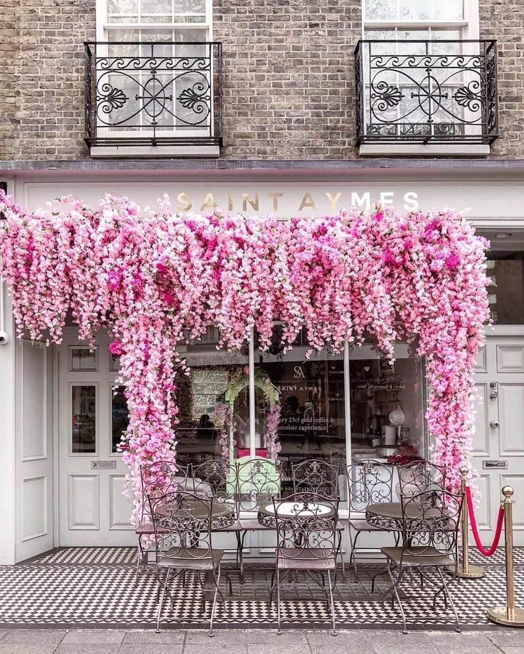 Украшение фасада цветочного магазина