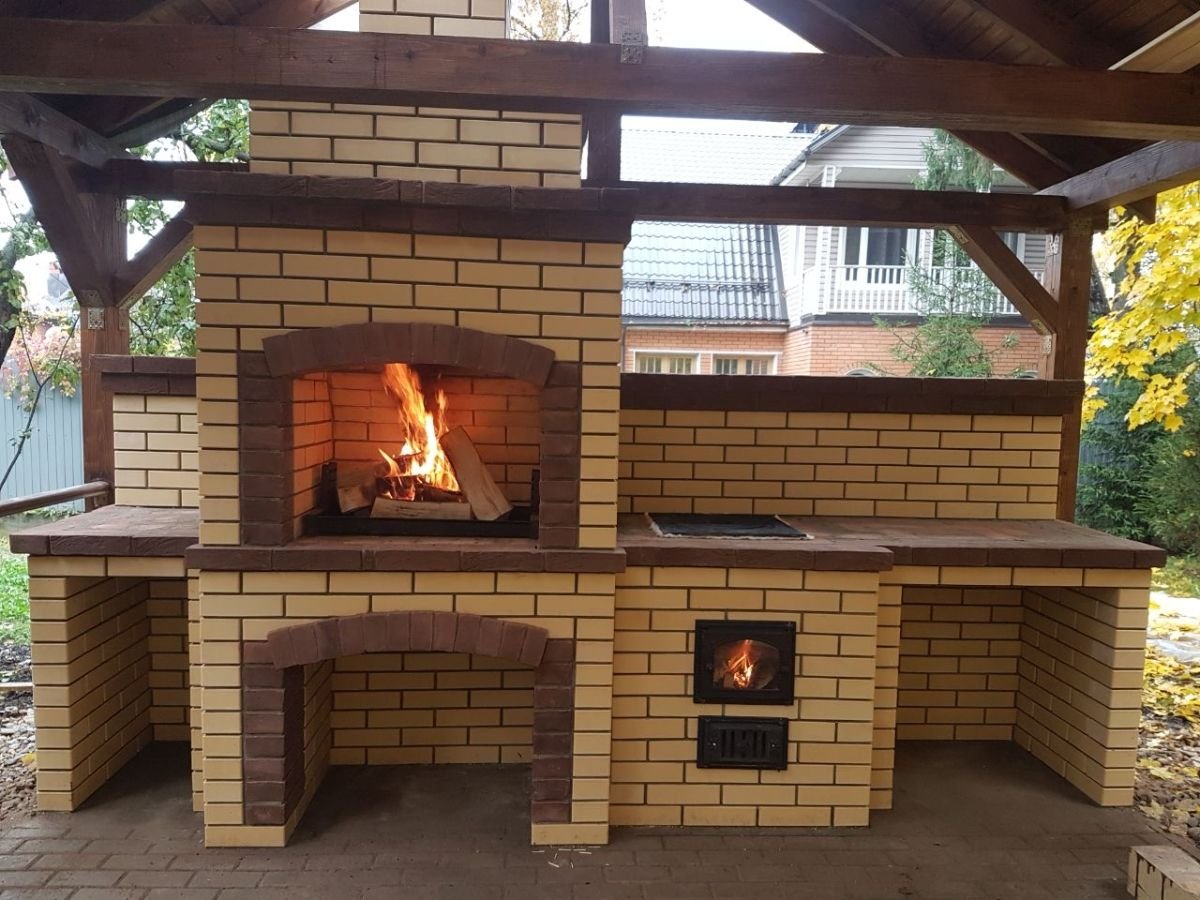 Мангальная зона из кирпича с казаном