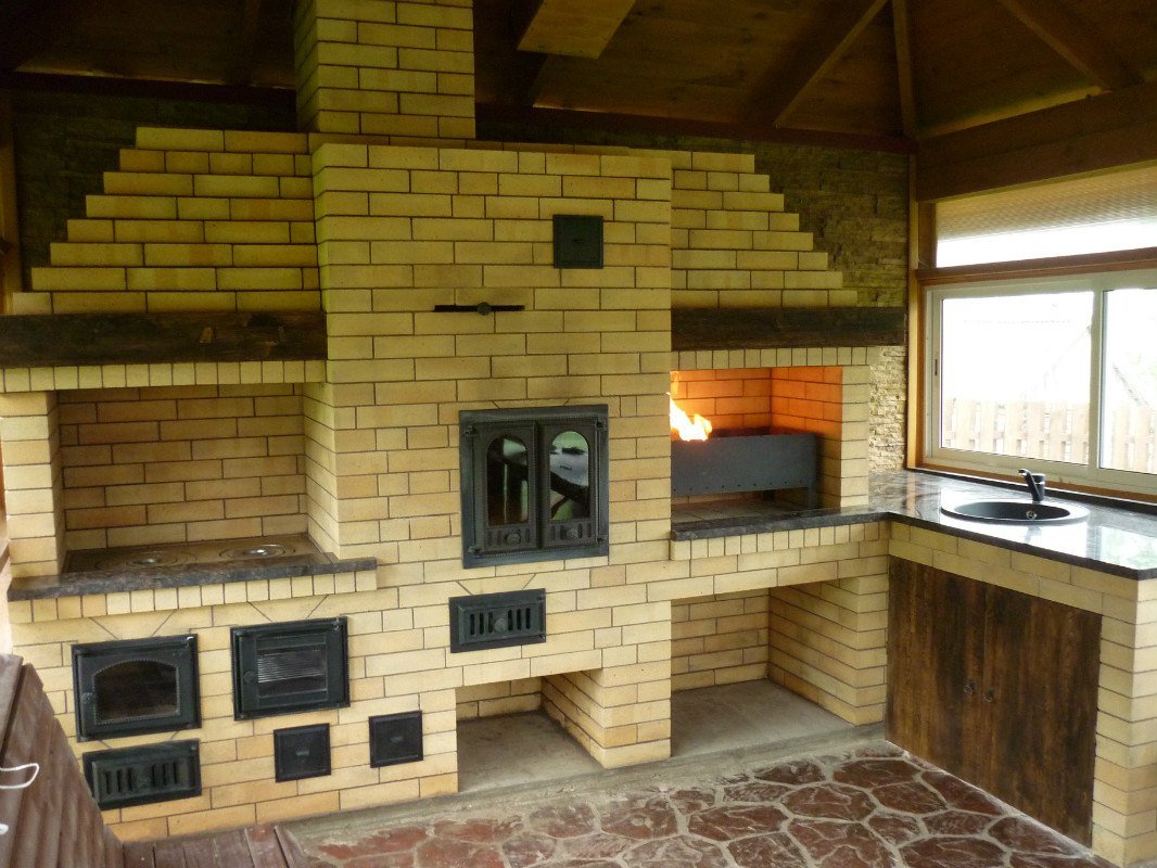 Летние кухни из кирпича с мангальной зоной