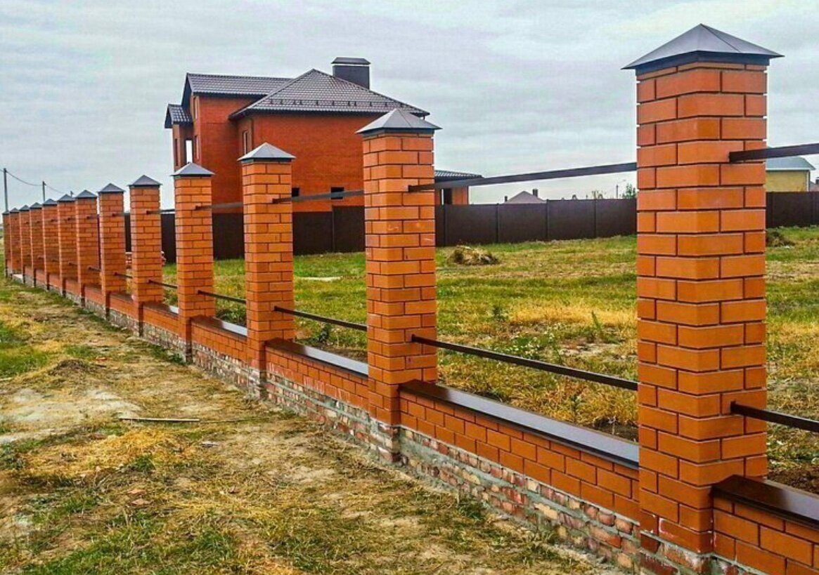 Забор из кирпичных столбов