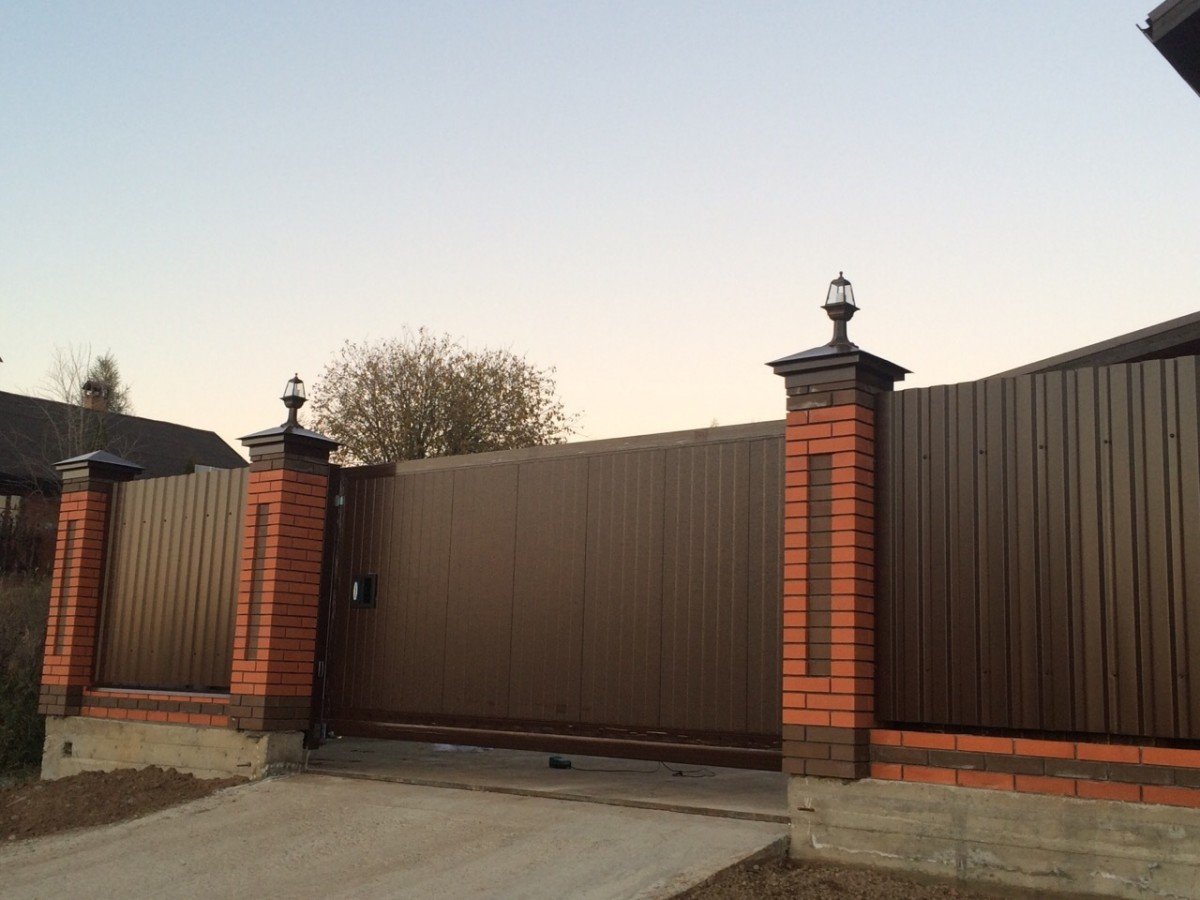 Забор из кирпичных столбов