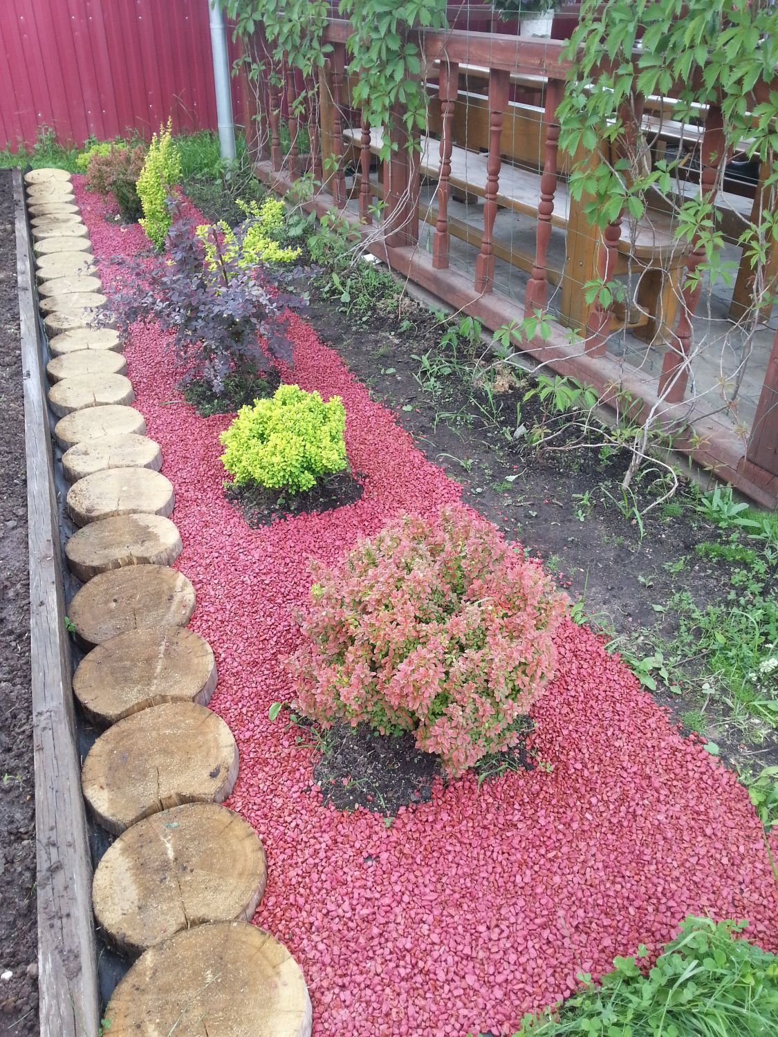 Мульчирование клумбы щепой