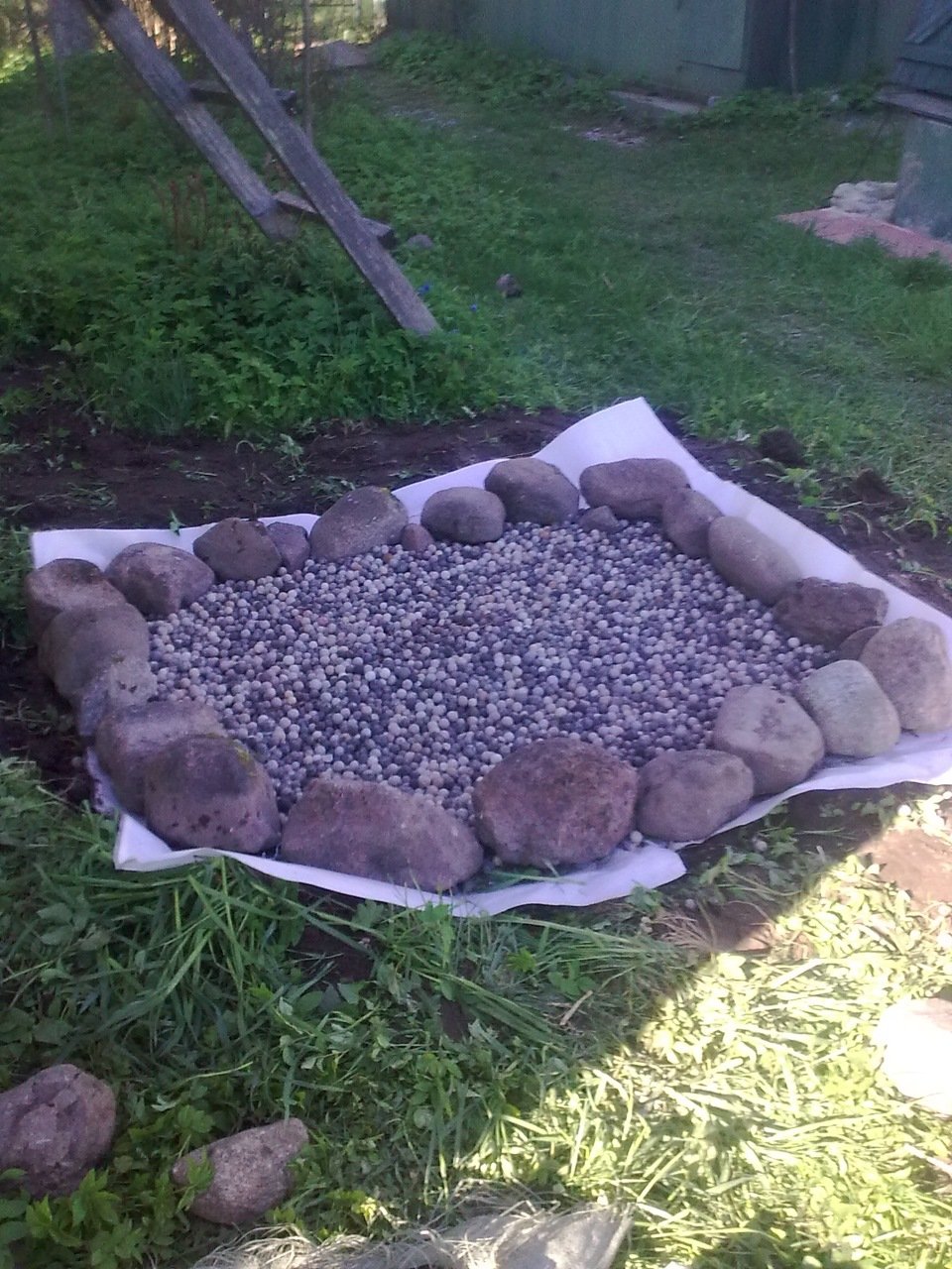 Керамзит для мульчирования клумбы