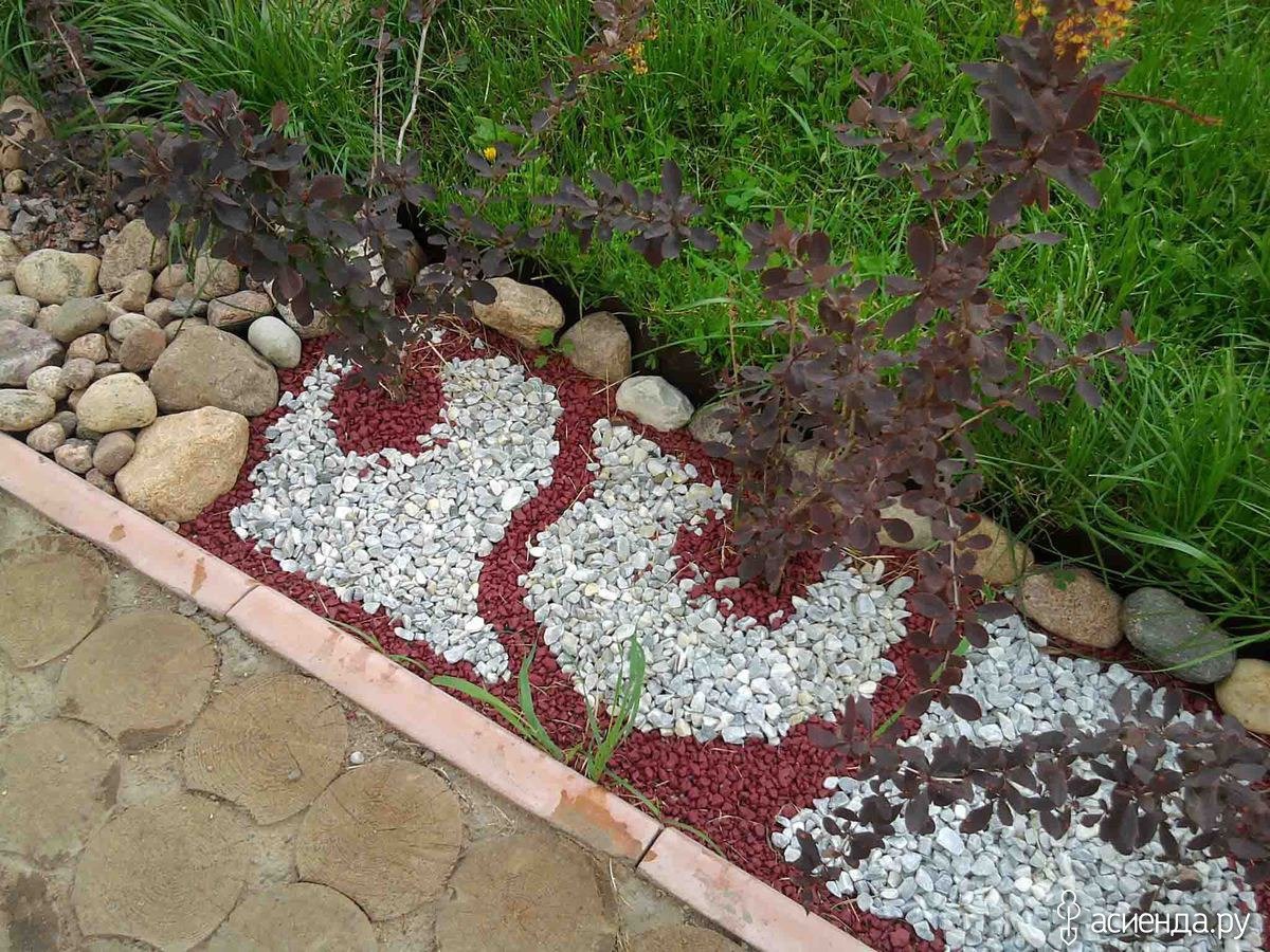 Мульчирование мраморной крошкой клумбы роз