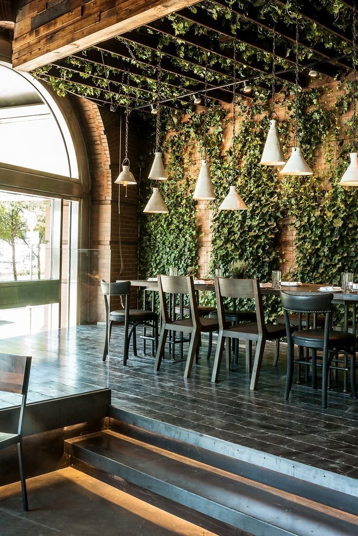 Зелень в интерьере ресторана