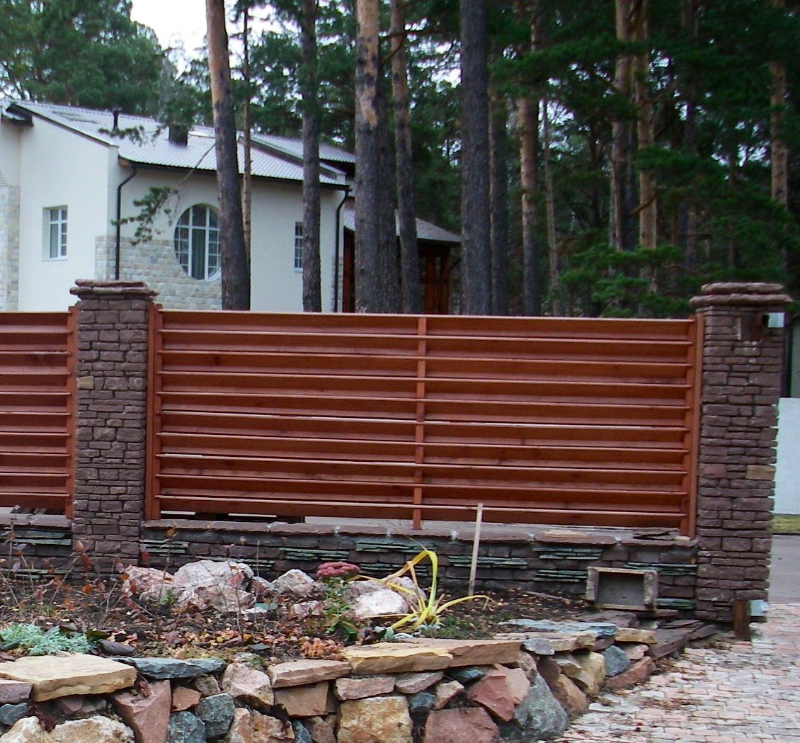 Забор из камня и дерева