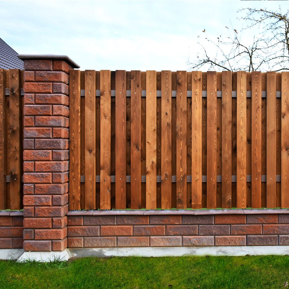 Забор из кирпича и дерева