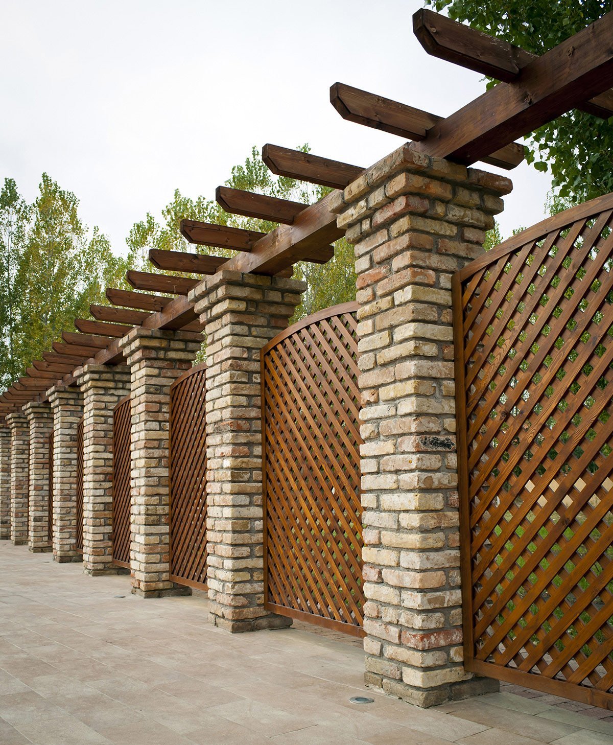 Красивые заборы из дерева