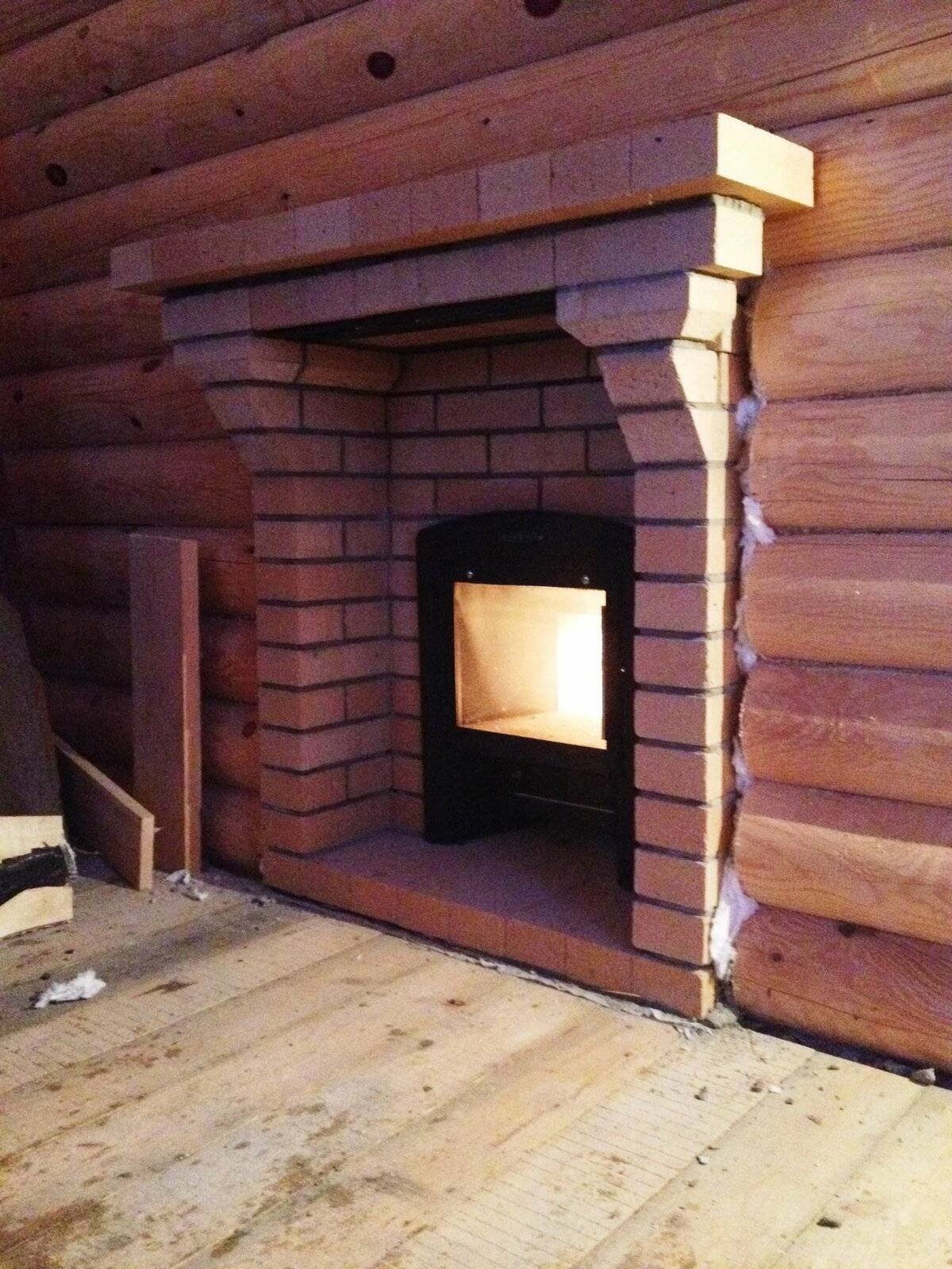 Кирпичная банная печь с топкой из предбанника