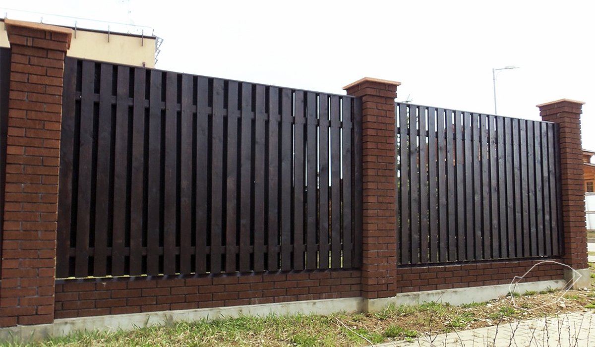 Забор с кирпичными столбами
