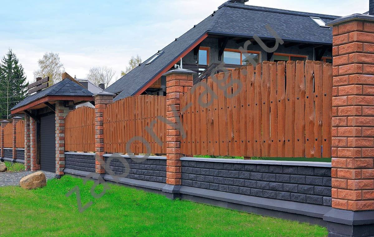 Деревянный забор с кирпичными столбами