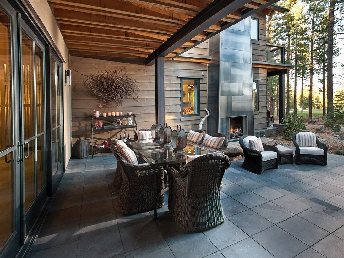 Терраса в загородном доме в современном стиле