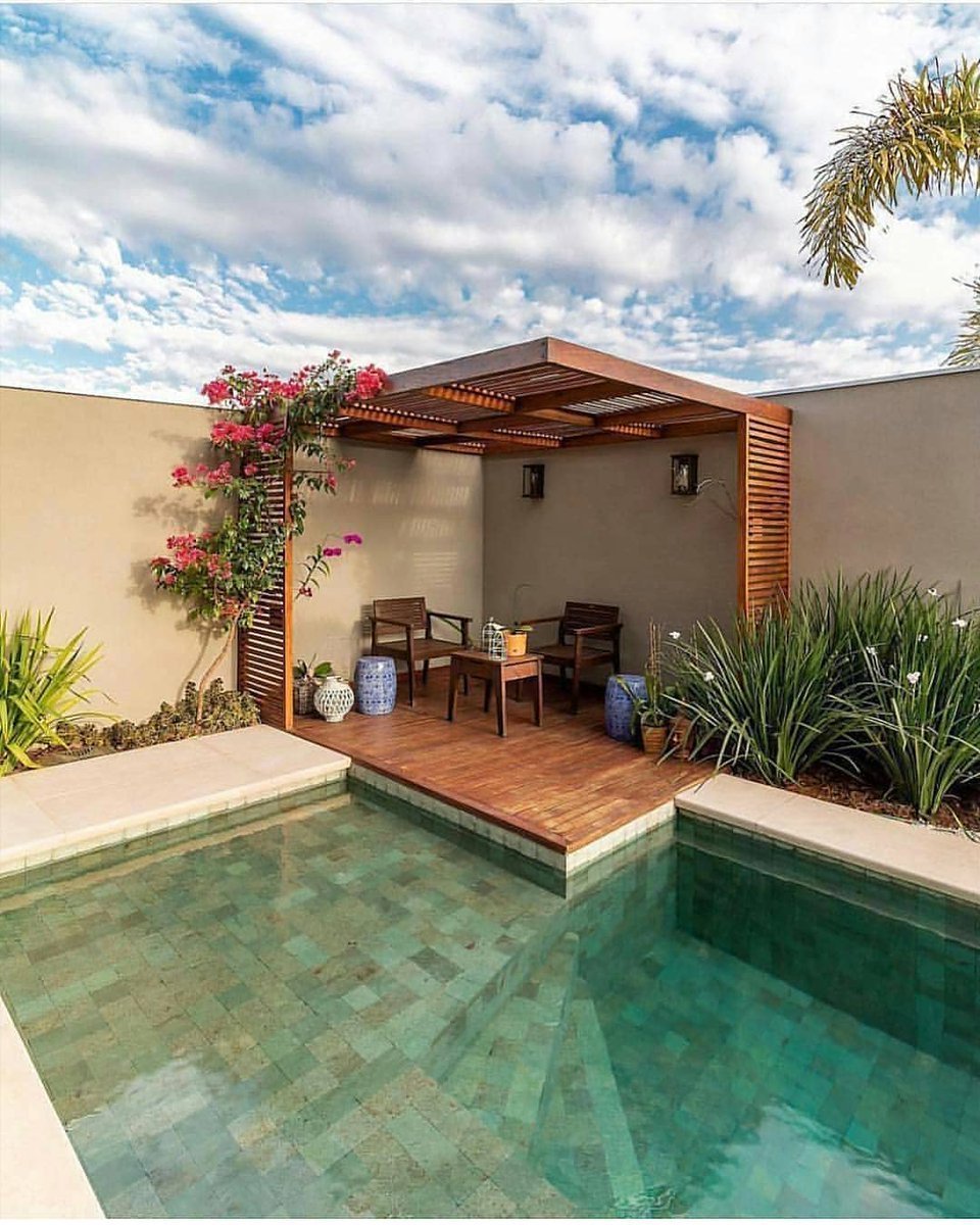 Внутренний дворик с бассейном