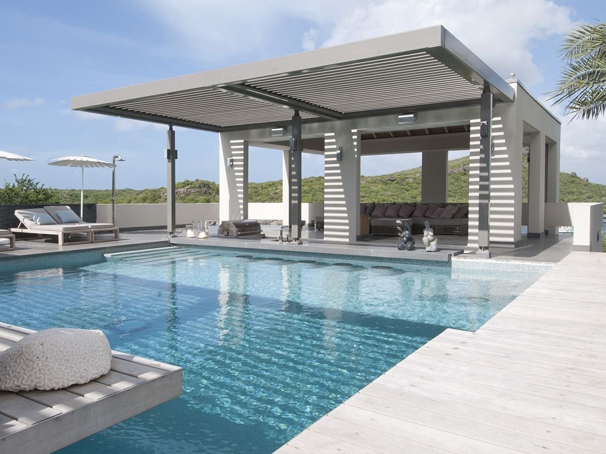 Беседка у бассейна в современном стиле