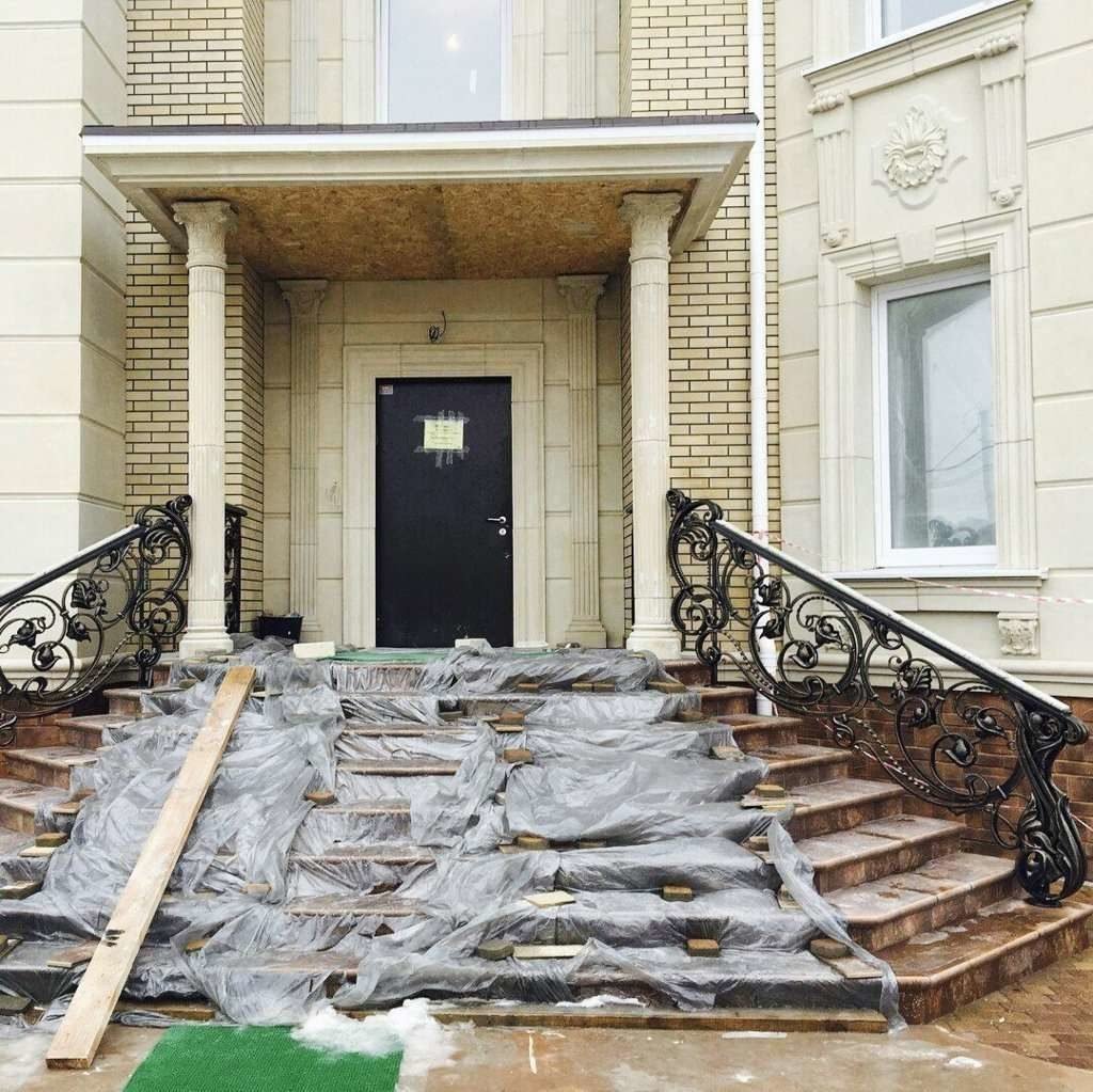 Крыльцо дома из керамогранита