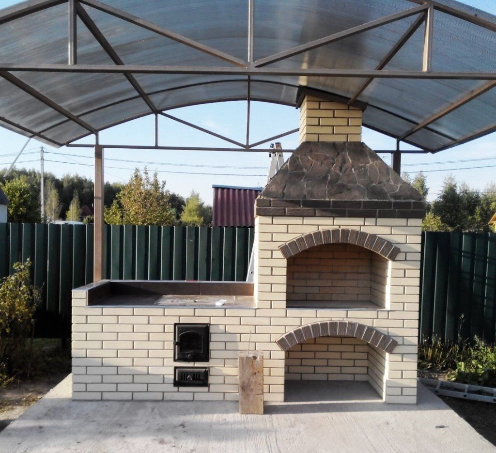 Барбекю из кирпича с навесом