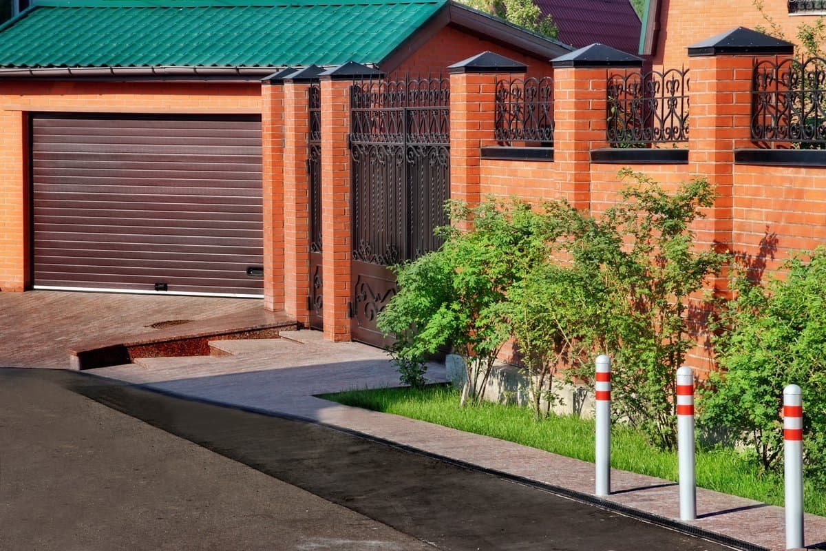 Забор перед домом