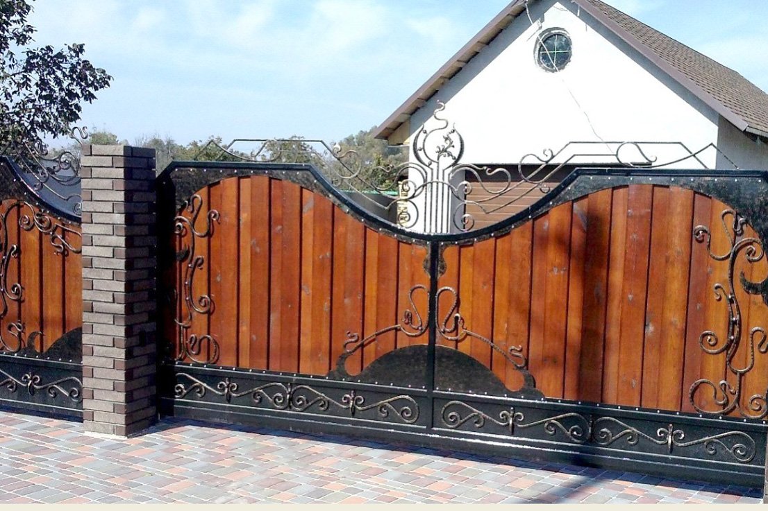 Кованые ворота с деревом