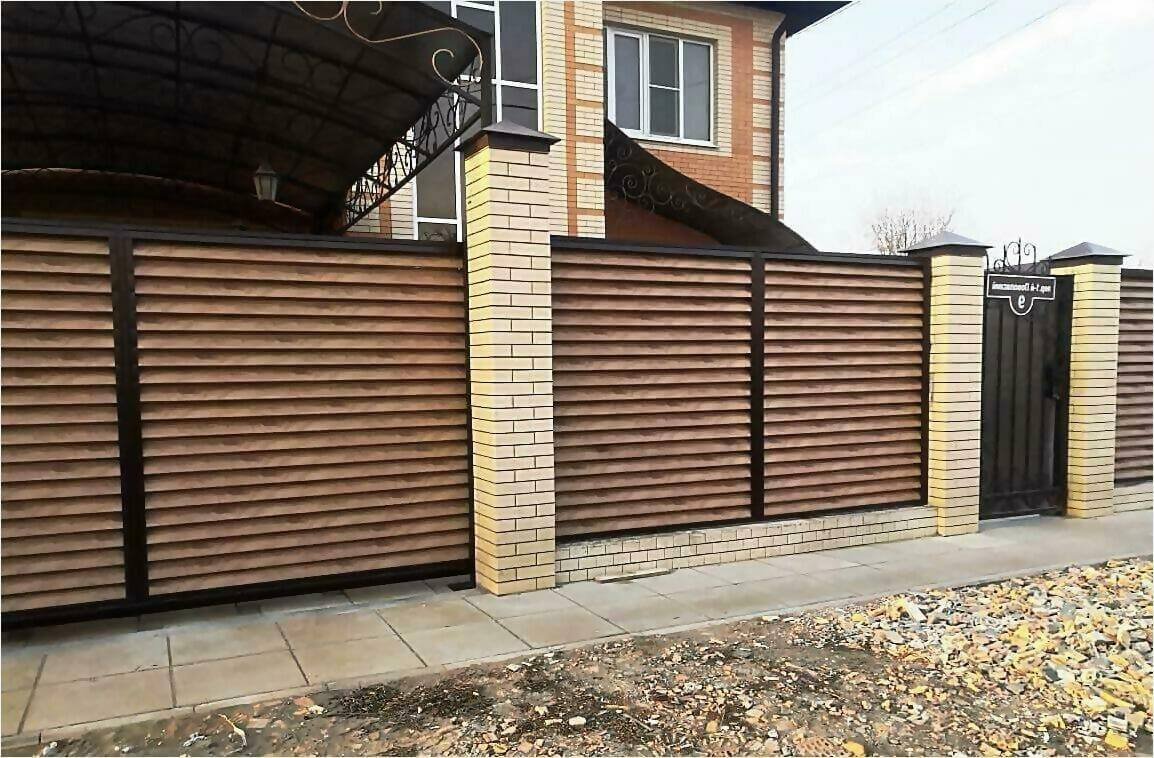 Забор еврожалюзи с кирпичными столбами