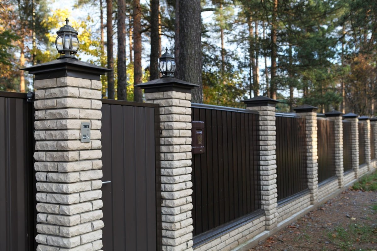 Забор с кирпичными столбами