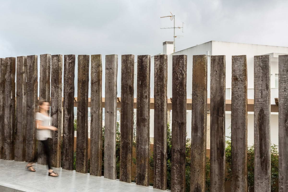 Деревянный забор из слэбов