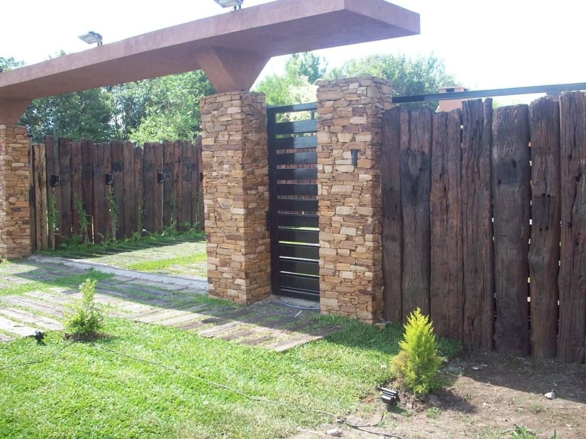 Деревянный забор с каменными столбами