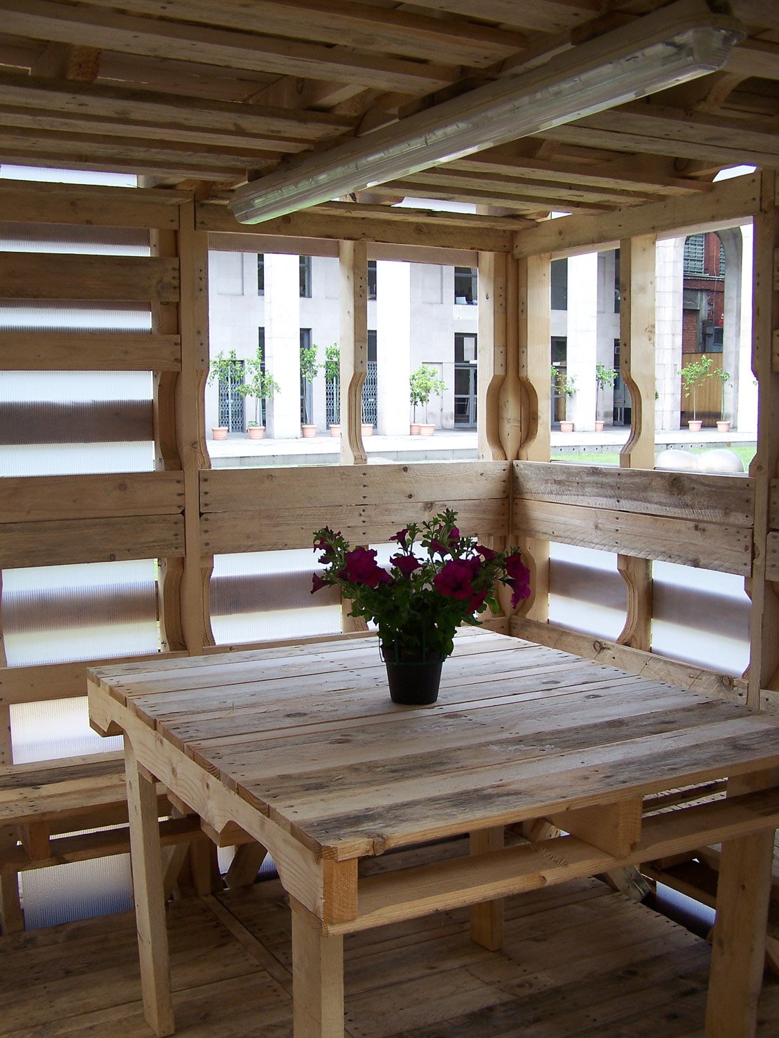 Беседка для дачи из европоддонов