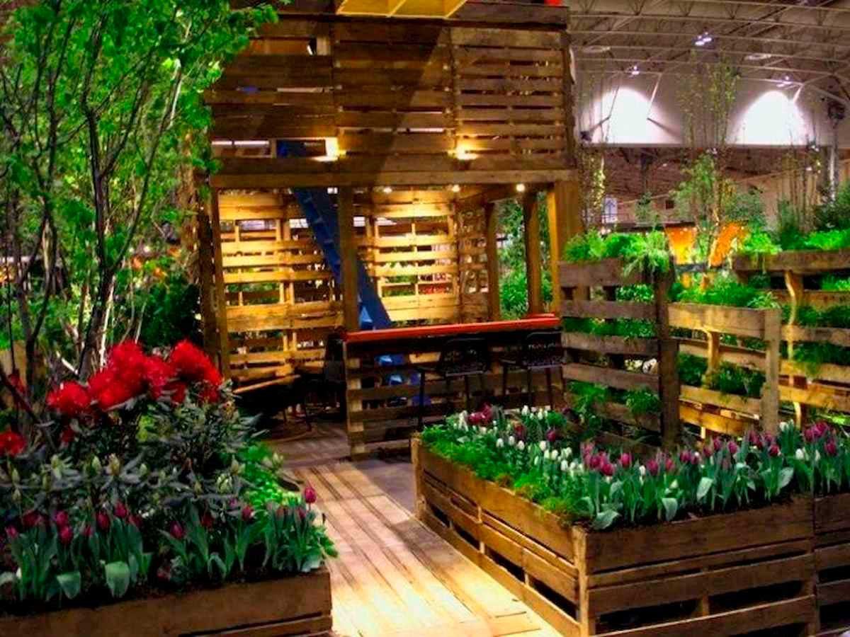 Поддоны в интерьере сада