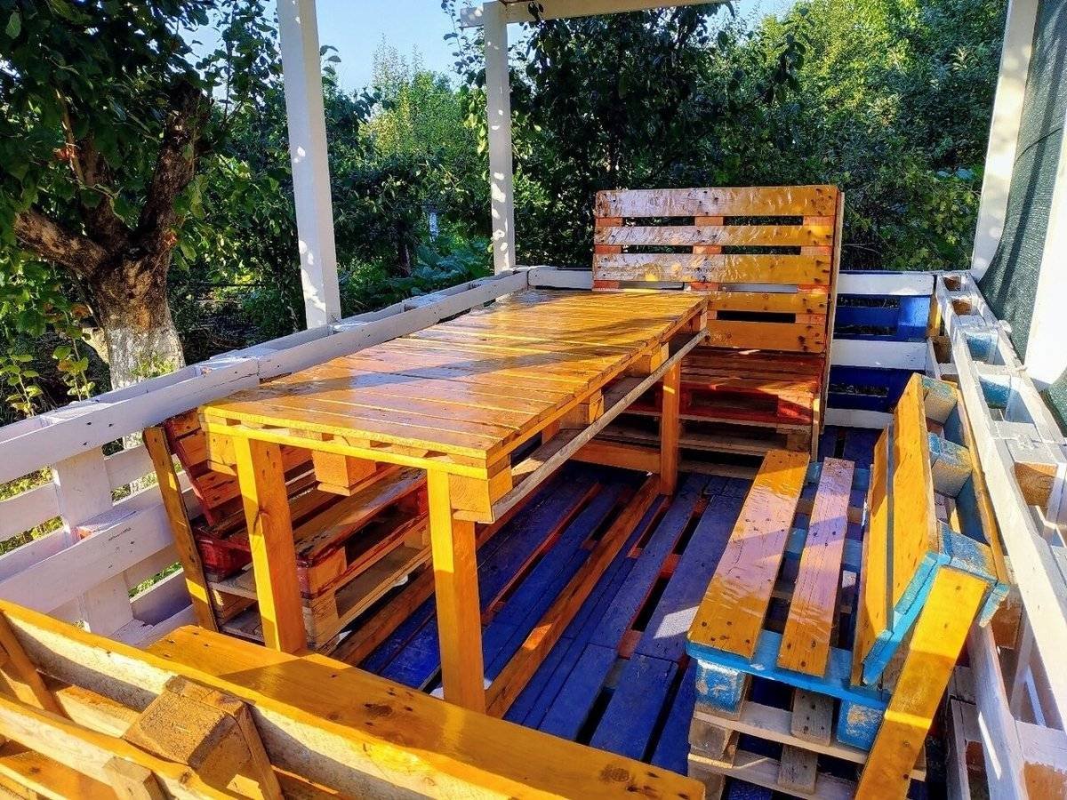 Беседка из паллетов и поддонов