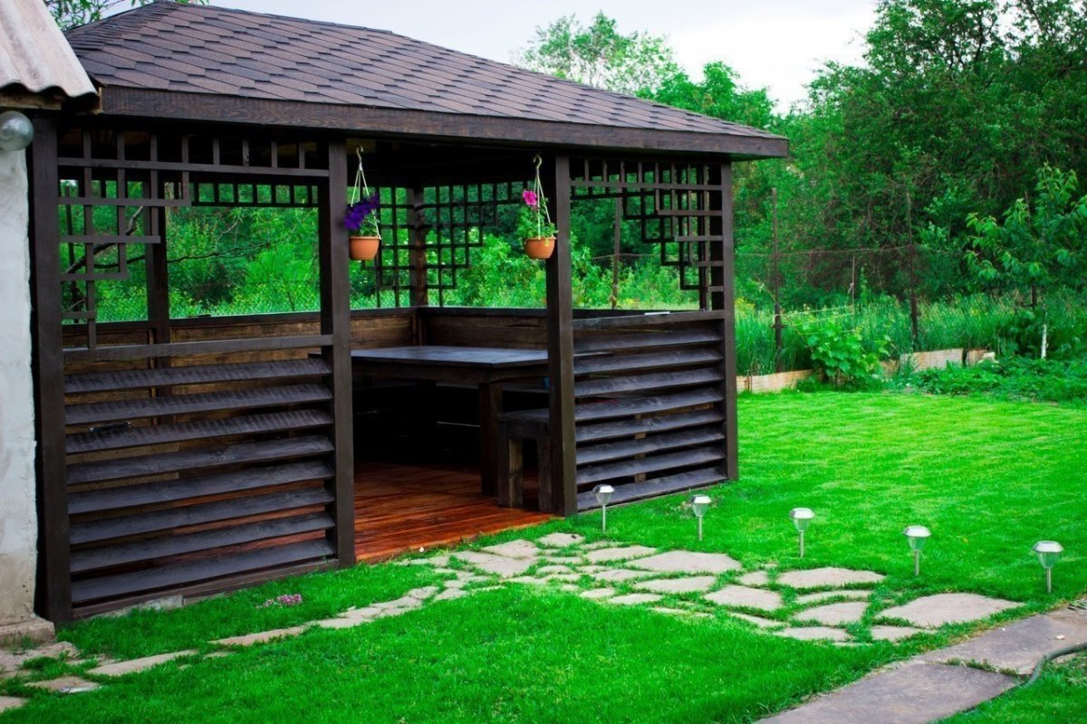 Беседка с обожженного дерева